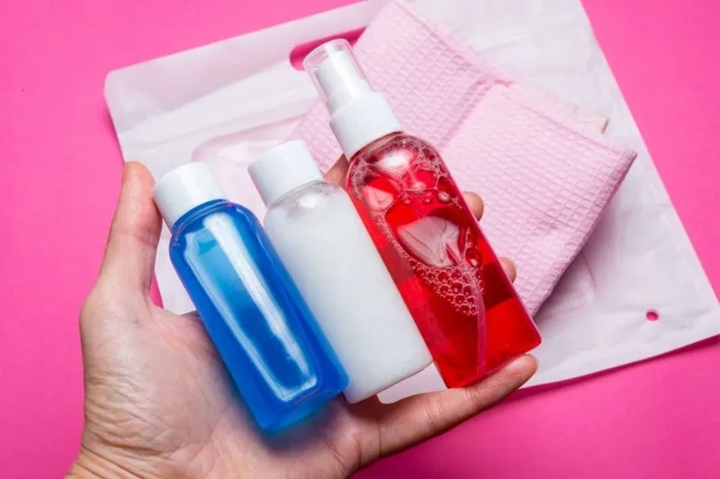 Zestaw pojemników na kosmetyki do samolotu firmy Wings