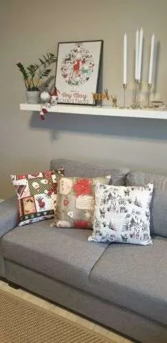 Poduszka świąteczna z poszewką ozdobną w renifery, choinki