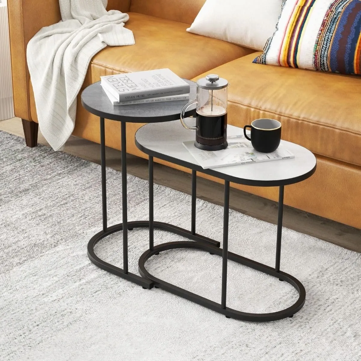 Zestaw stolików kawowych z metalową ramą