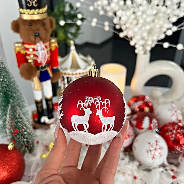 Bombki choinkowe 16 szt. 8 cm czerwono-białe ze wzorami ozdoby świąteczne