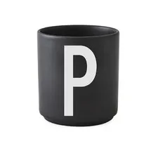 kubek black litera P Design Letters