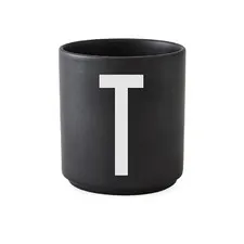 kubek black litera T Design Letters