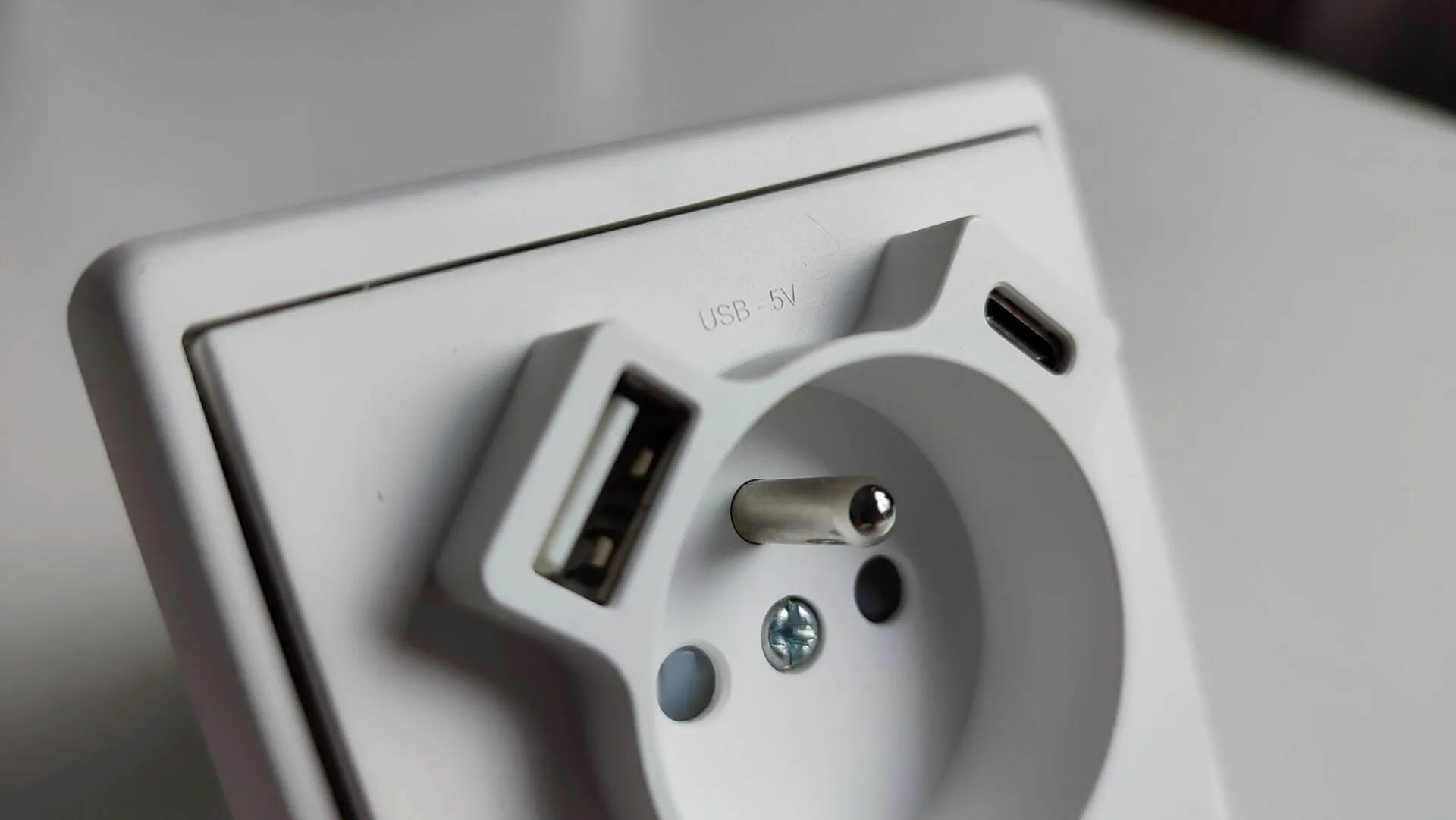 APOLO 5000 Efapel gniazdo z uziemieniem + USB A + USB C z ramką - Czarny mat