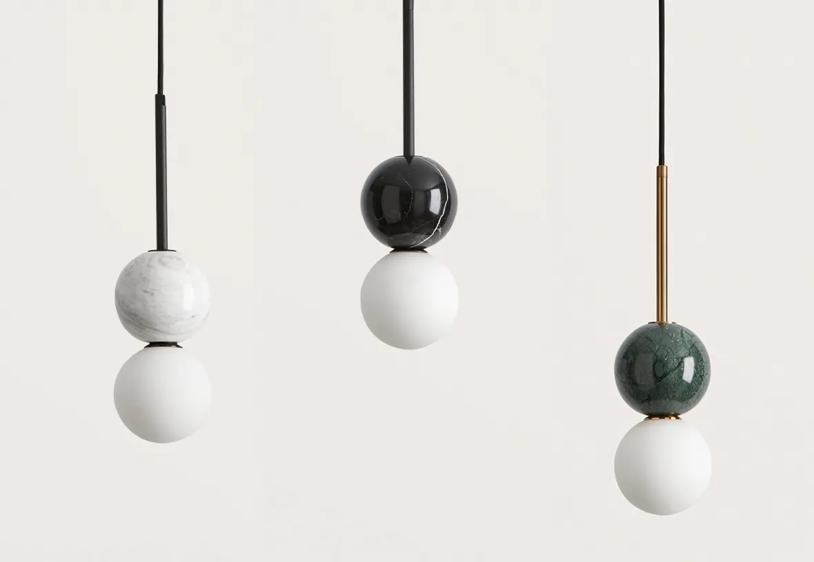 DALT Aromas del Campo lampa wisząca z marmurową kulą - Czarny metal- biały marmur