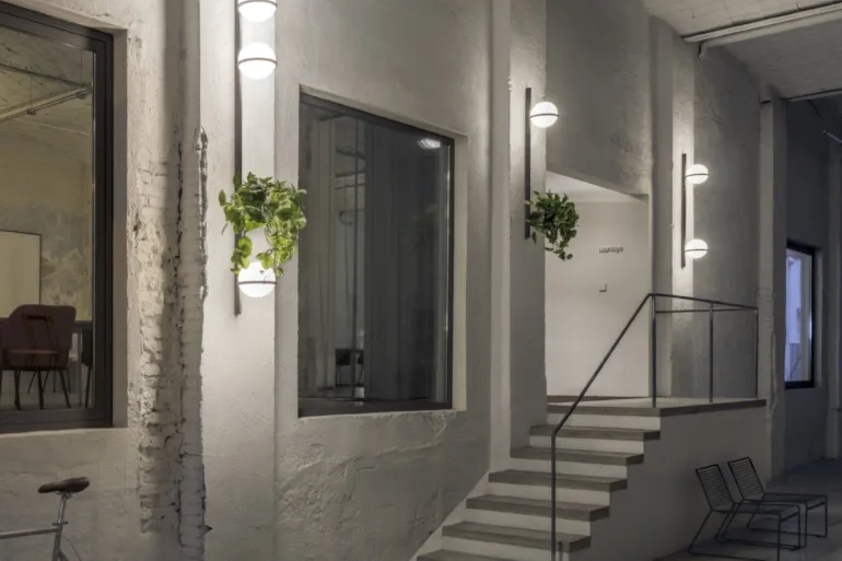 PALMA Vibia kinkiet pionowy - Grafitowy - Model 3714-pojedyncza z misą doniczkową