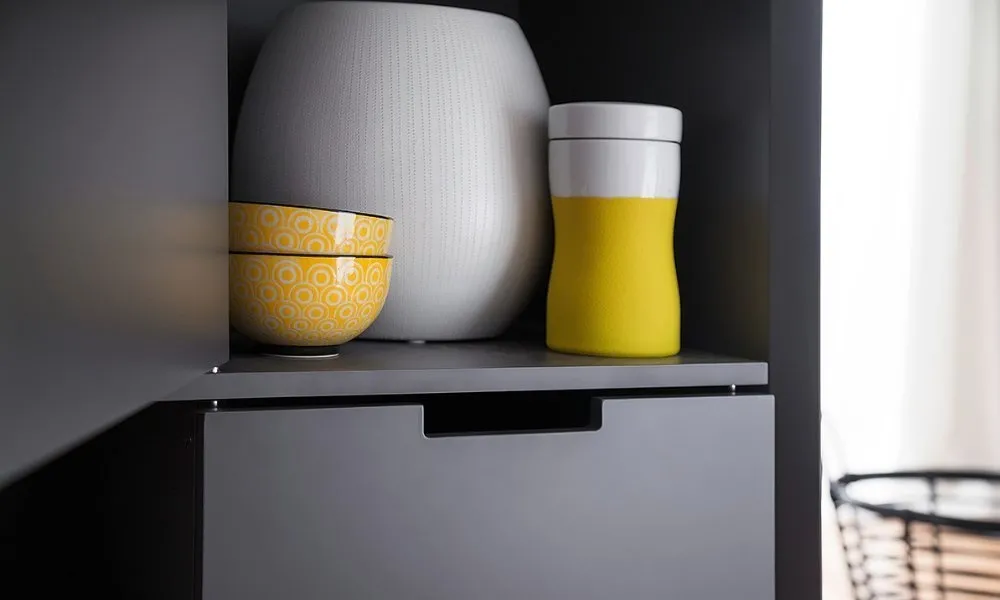 Komoda wysoka z drzwiami szara / biała mat 80 cm Vasco