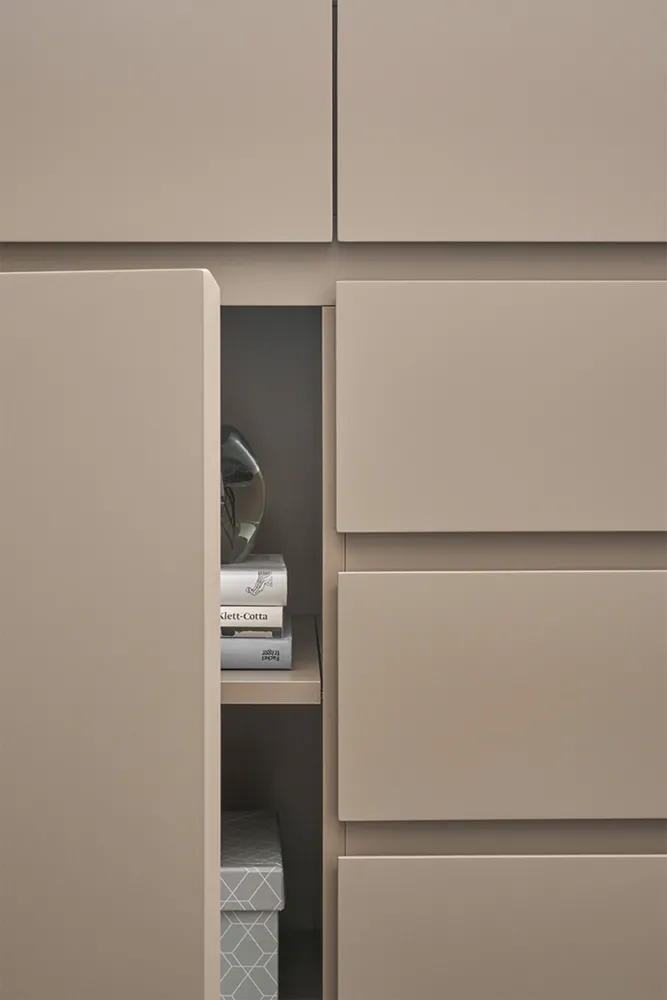 Komoda z szufladami i drzwiami beżowoszara / drewno akacjowe mat 150 cm Cavo