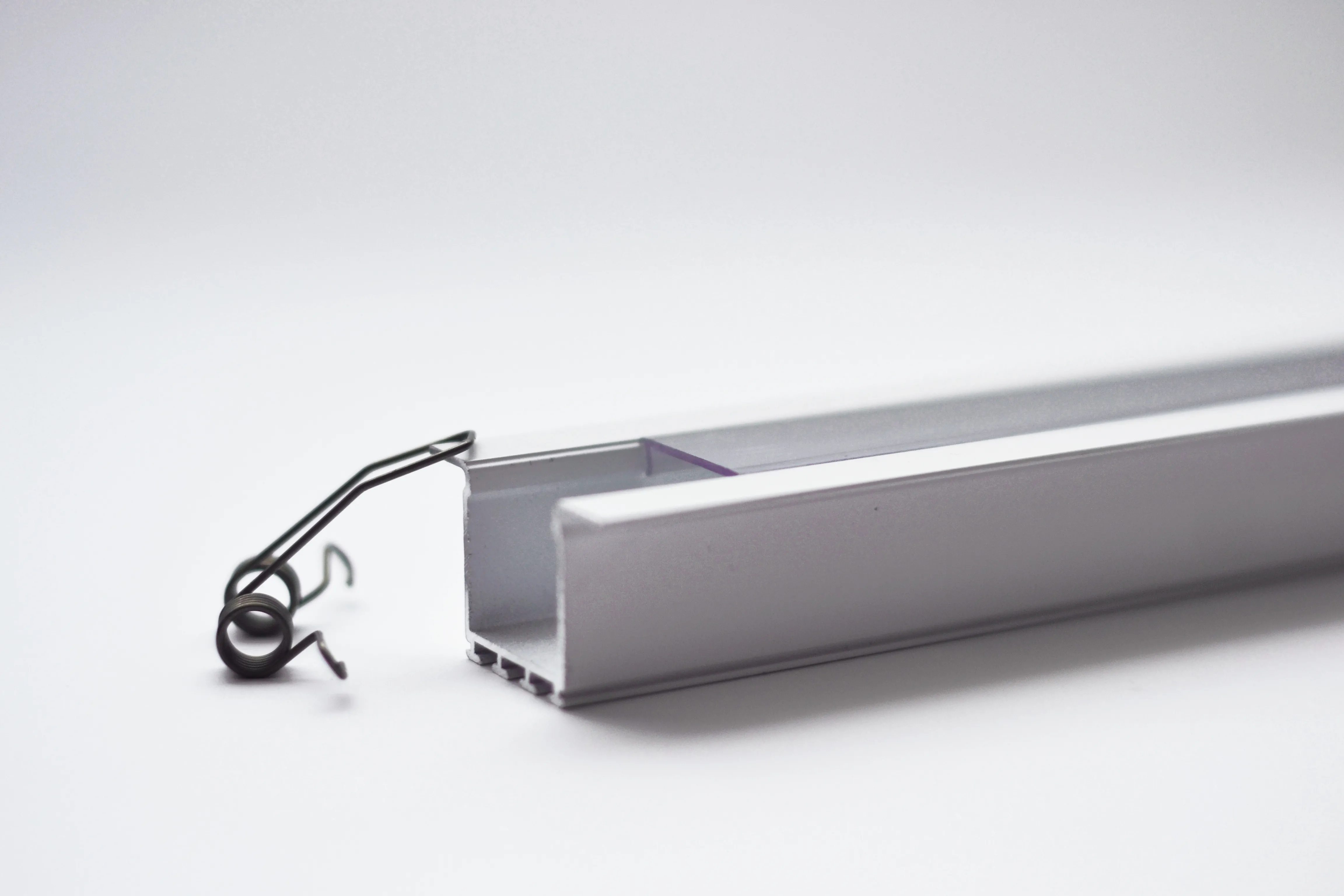 Listwy oświetleniowe sufitowe  - białe M8mb