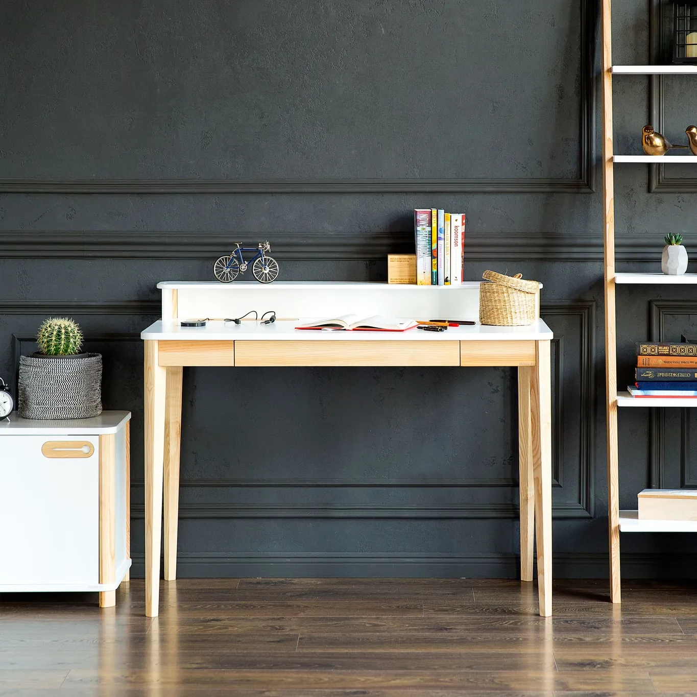 Biurko ASHME Jesionowe 110x56x75cm – Kawa z mlekiem