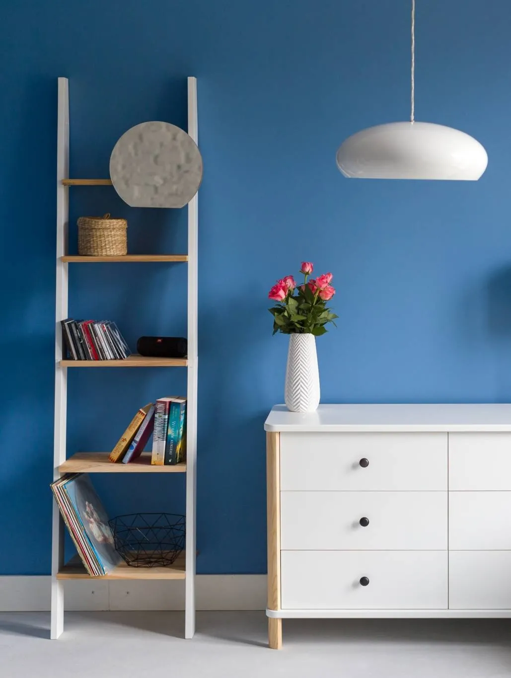 Regał Drabinka ASHME z Lusterkiem 45x35x180cm - Jesionowe Półki/Kawa z Mlekiem