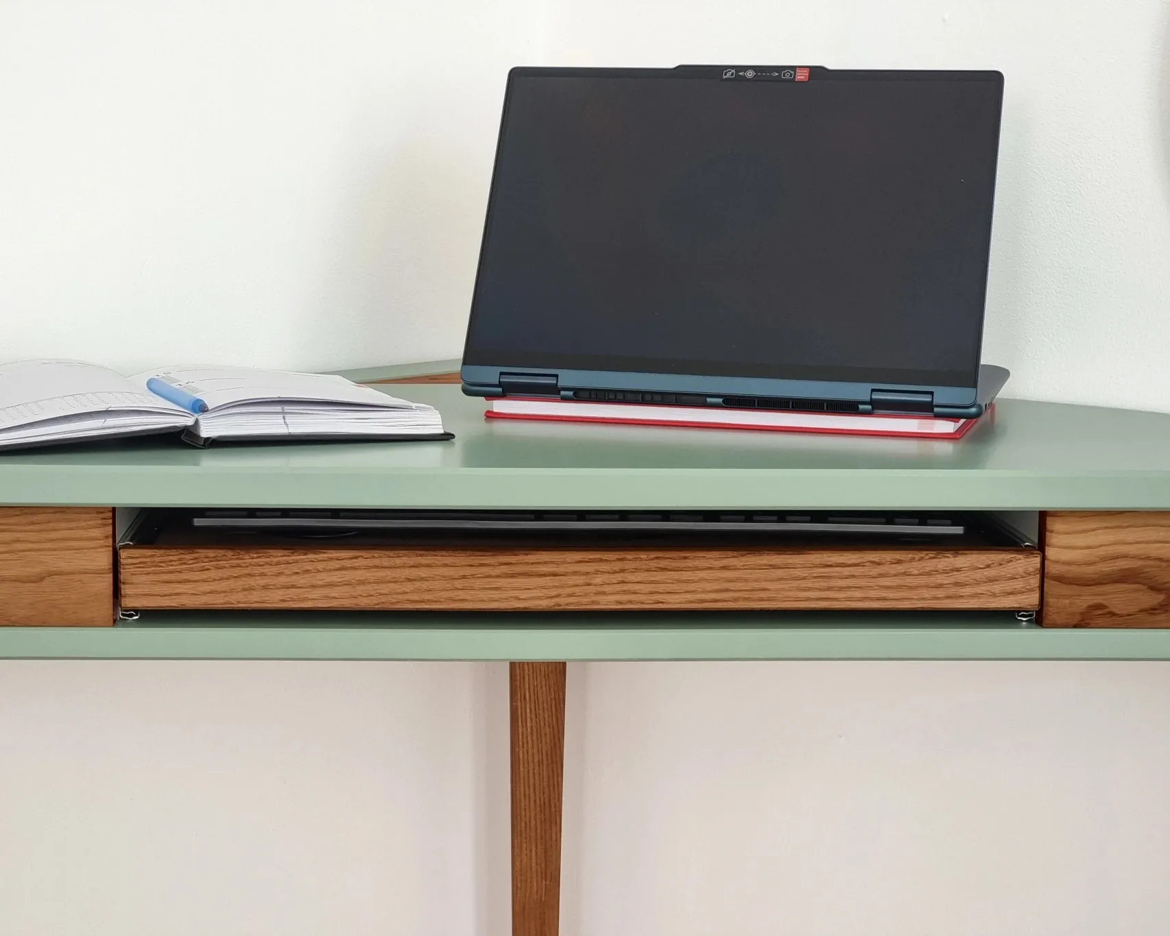 Biurko narożne ASHME 114x85cm z szufladą na klawiaturę, delikatny błękit