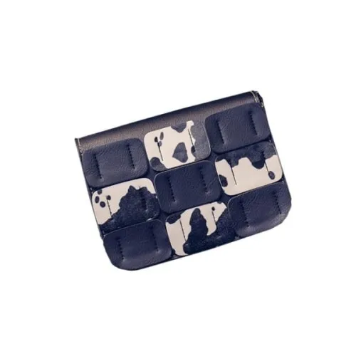 Mała skórzana torebka z naszywkami z białym printem