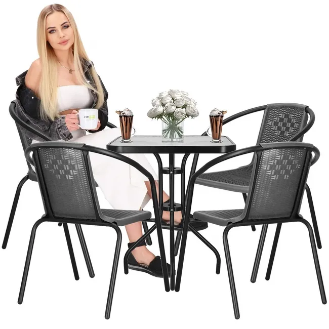Meble tarasowe: stolik kawowy z bezbarwnego szkła hartowanego, 4 krzesła metalowe do ogrodu czarno-szary