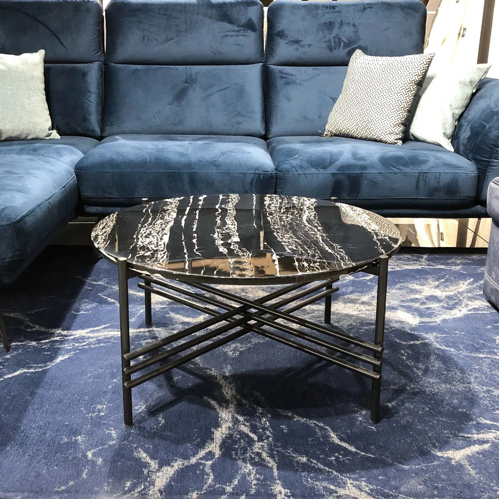 Czarny stolik z marmurowym blatem T032A - wyprzedaż ekspozycji