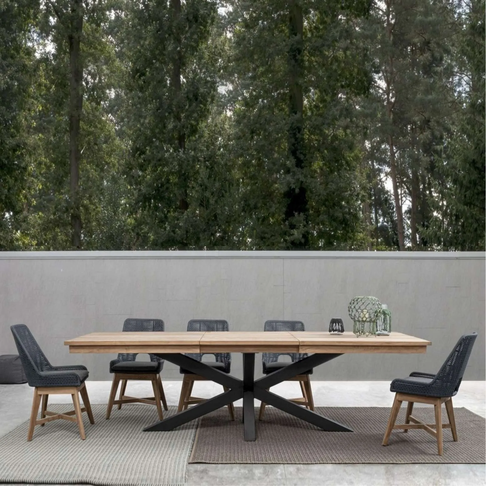 Zestaw stół Palmiano rozkładany czarny i 10 krzeseł Hestonia antracytowe