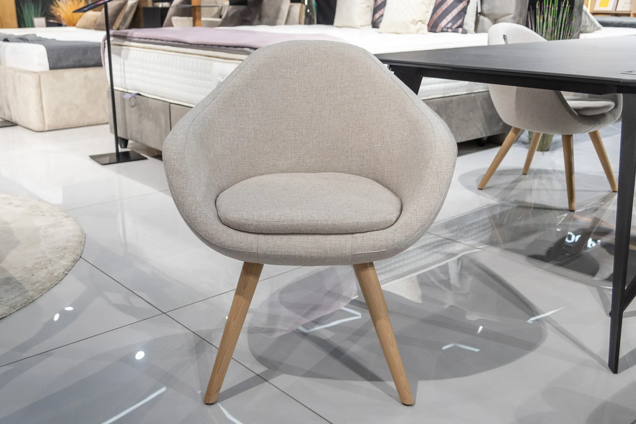 Fotel kubełkowy Crudo (beżowy) - wyprzedaż ekspozycji Homms