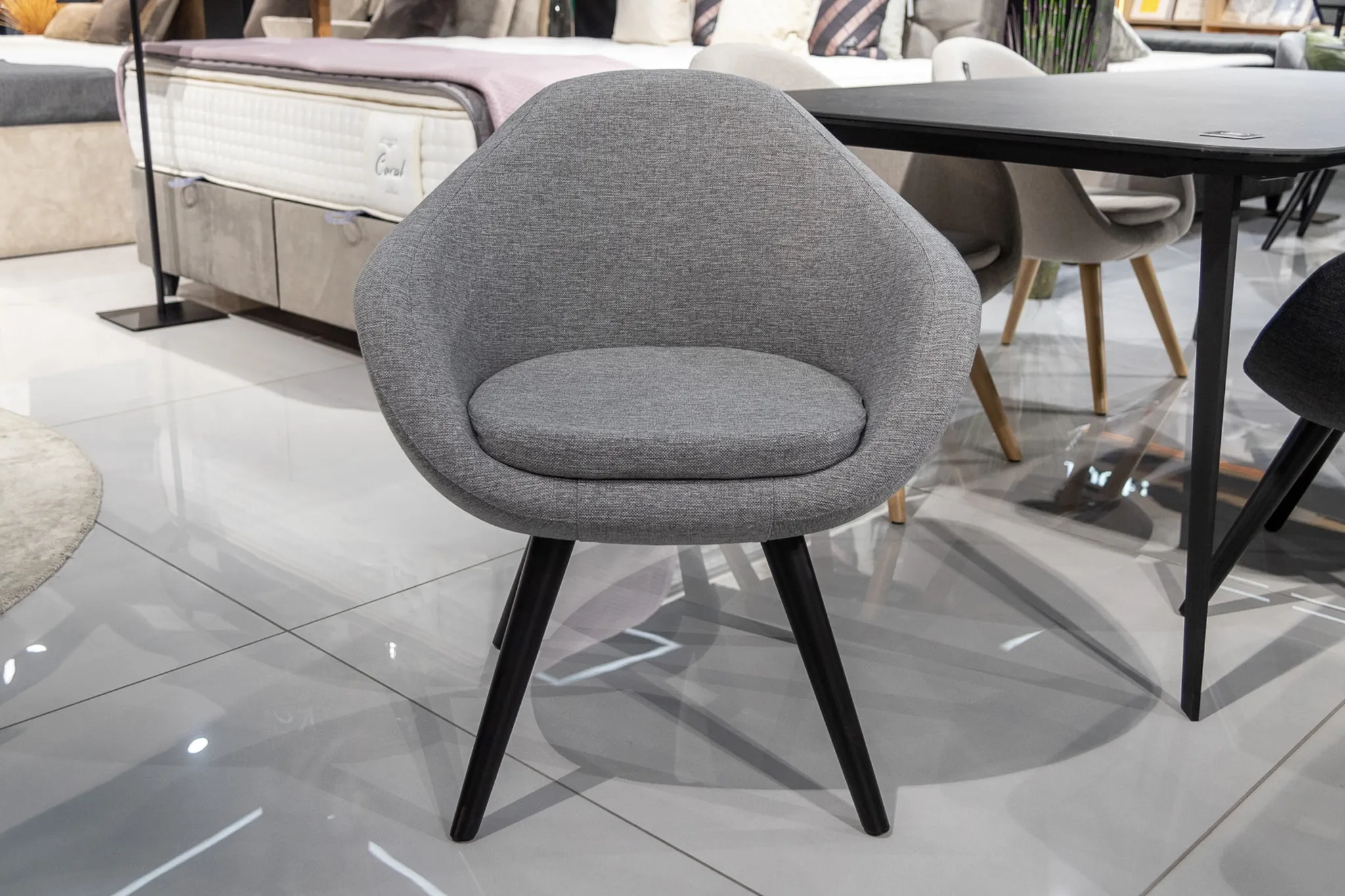 Fotel kubełkowy Crudo (szare) - wyprzedaż ekspozycji Homms