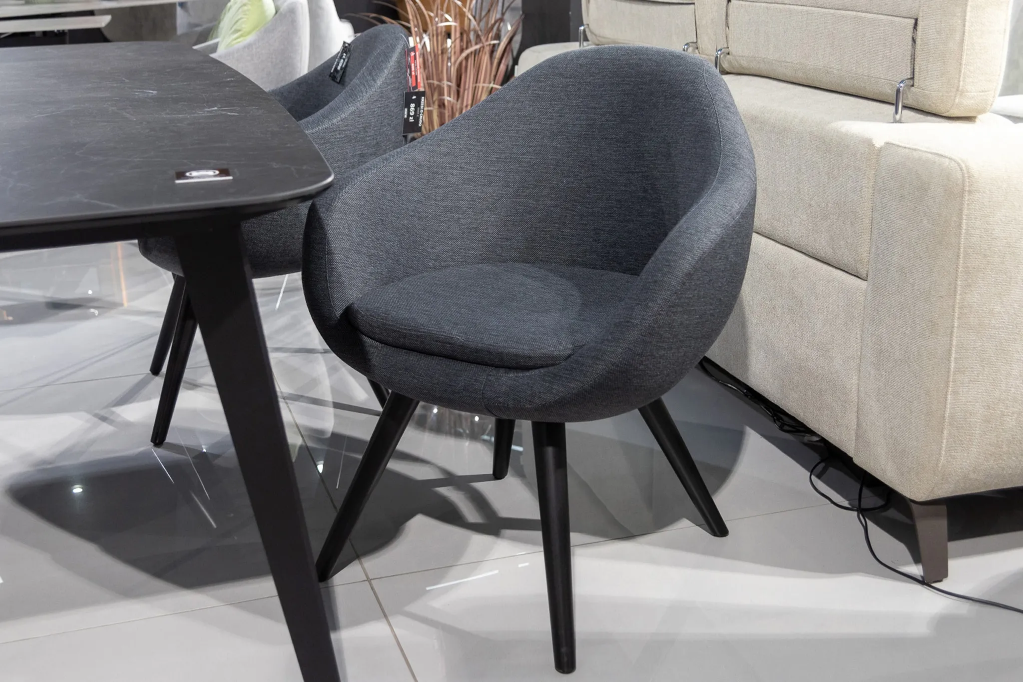 Fotel kubełkowy Crudo (grafitowe) - wyprzedaż ekspozycji Homms