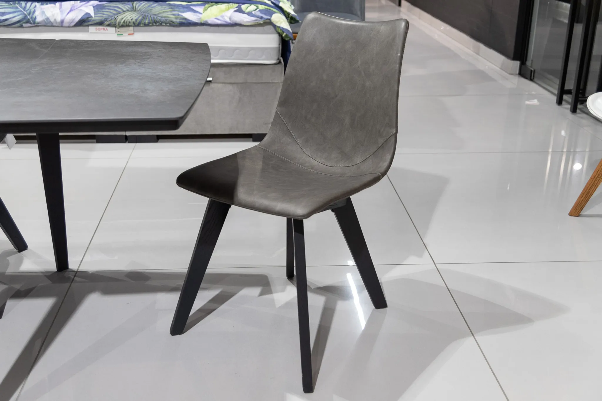 Krzesło tapicerowane Zoe - wyprzedaż ekspozycji Homms