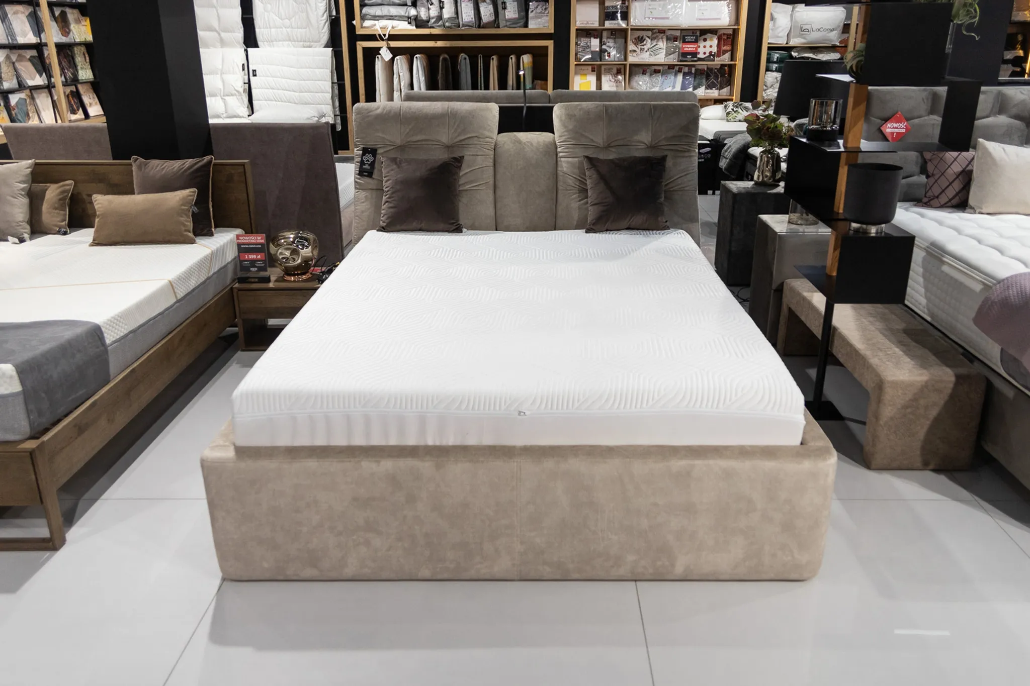 Łóżko Fiore 160x200 z pikowanym zagłówkiem - wyprzedaż ekspozycji Homms