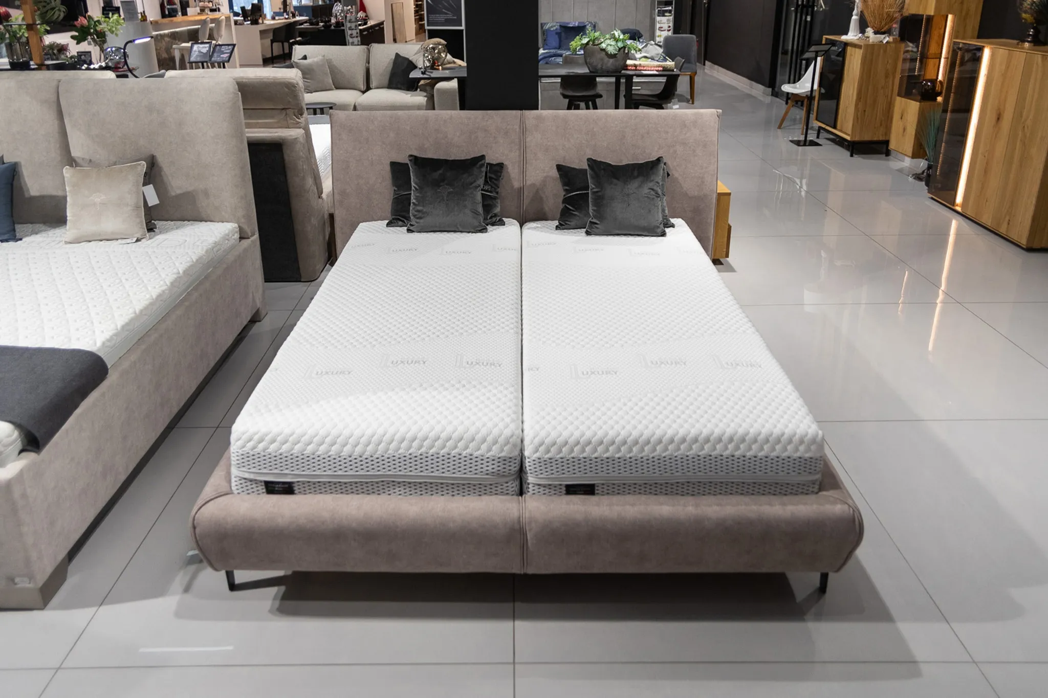 Łóżko Forli 160 x 200 z zagłówkiem - wyprzedaż ekspozycji Homms