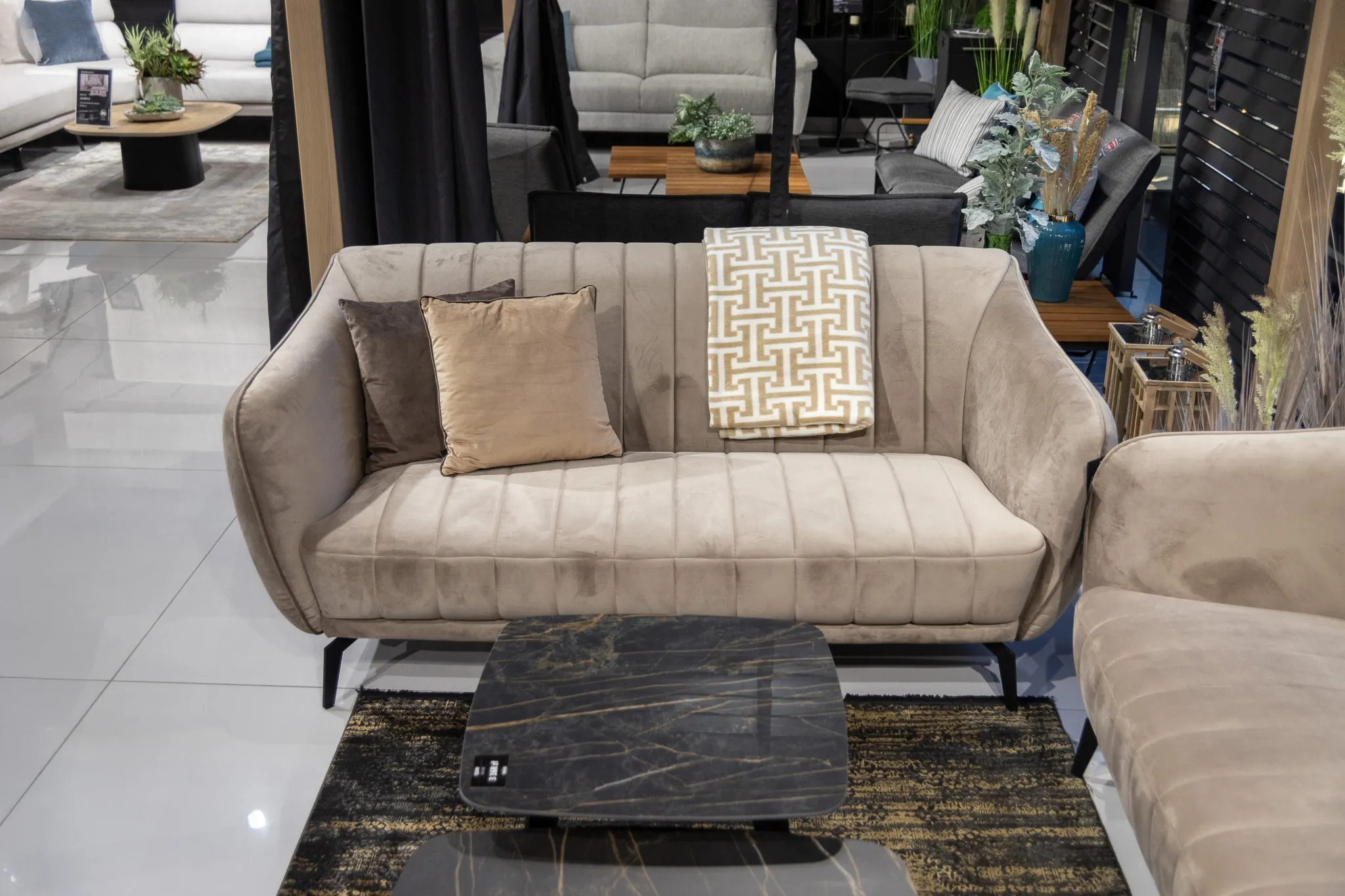 Sofa dwuosobowa Flori Canvani - wyprzedaż ekspozycji Homms