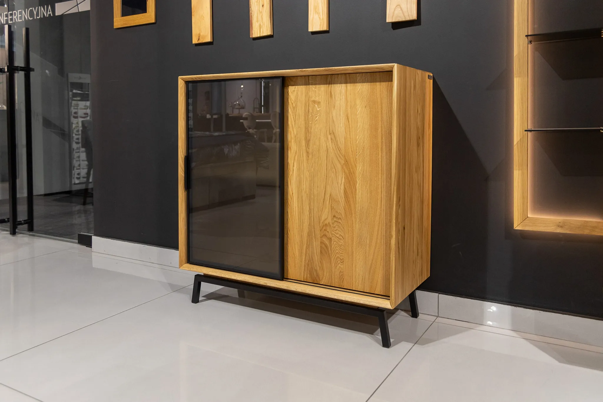 Komoda z barkiem dębowa ze szkłem Modern Loft - wyprzedaż ekspozycji Homms