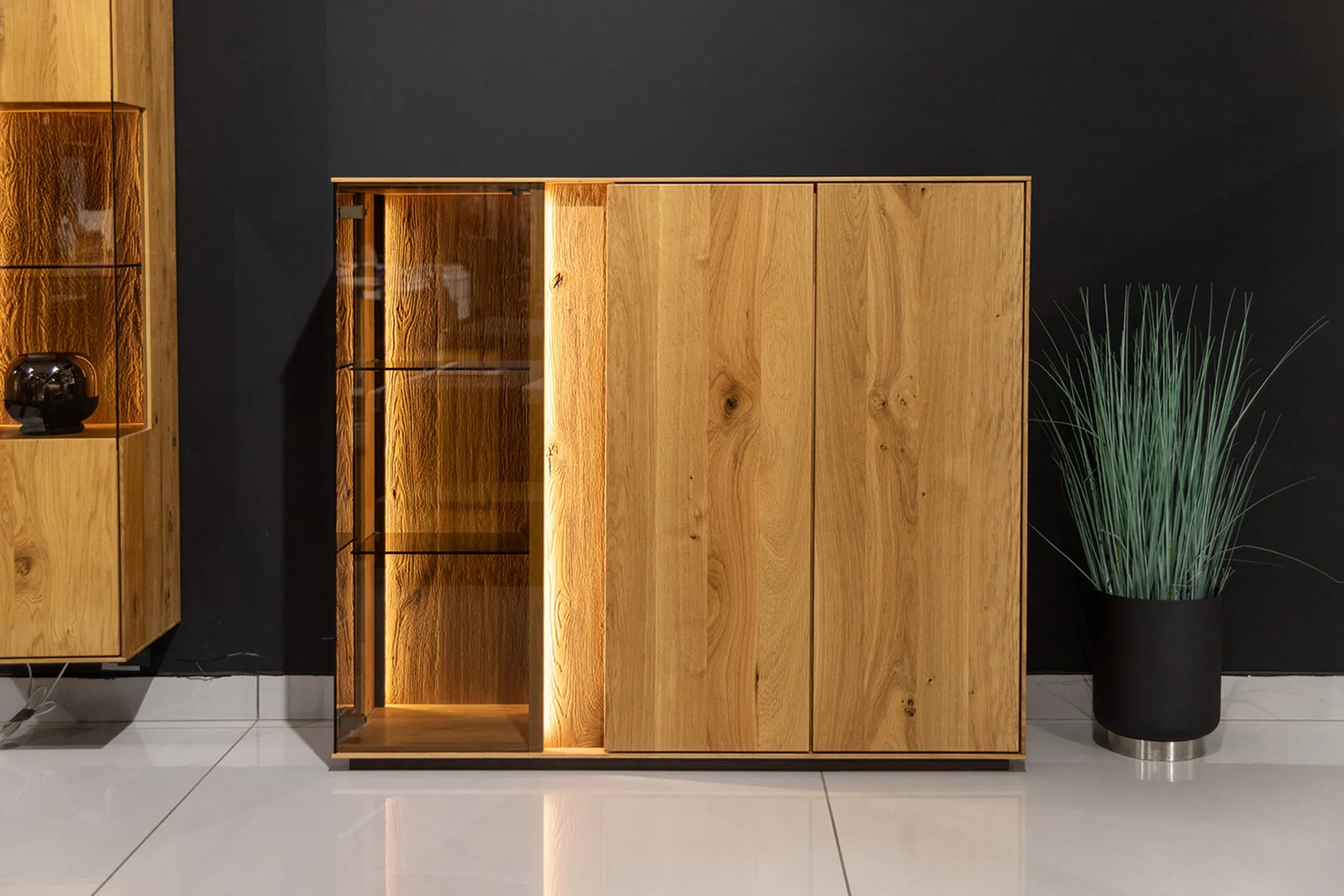 Witryna niska potrójna dębowa olejowana Collodi - wyprzedaż ekspozycji Homms