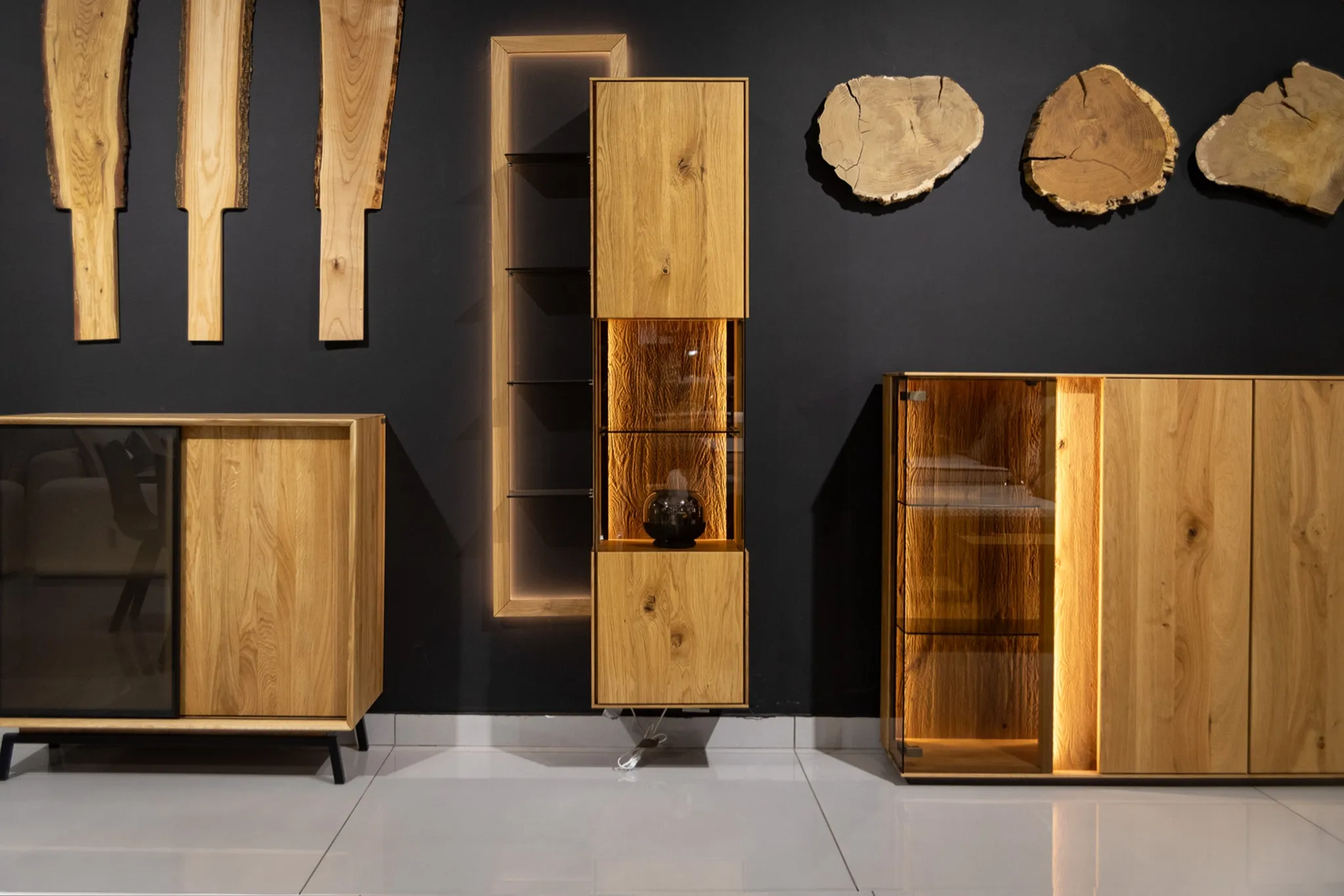 Witryna z regałem dębowa olejowana Collodi - wyprzedaż ekspozycji Homms