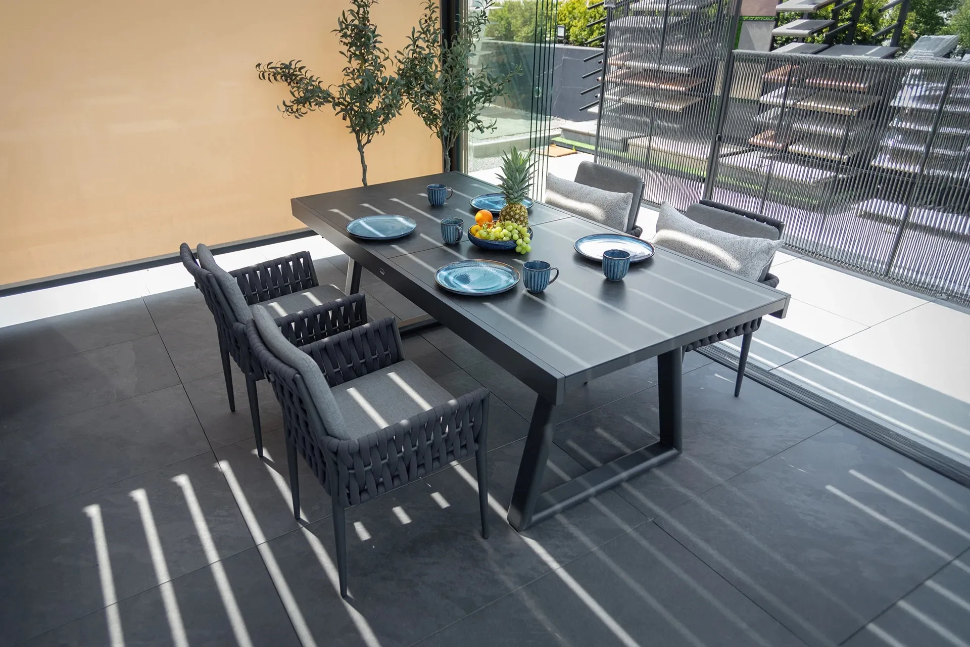 Zestaw mebli jadalnianych stół ogrodowy CLUB 200-300x96 i 4 krzesła Hug Couture Jardin antracyt